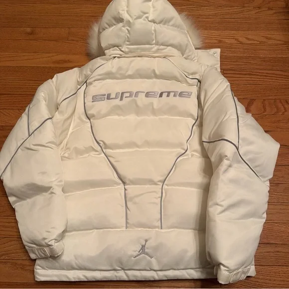 Jordan x Supreme Cream Jacket with Silver 3M reflective linings - Picture 2 of 6